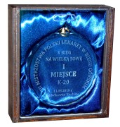 medal w drewnianym pudełku.jpg