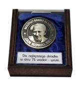 moneta dziadek w pudełku min tabliczka.jpg