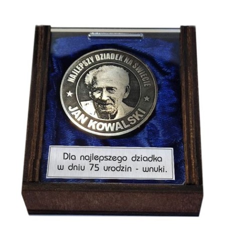 moneta dziadek w pudełku min tabliczka.jpg