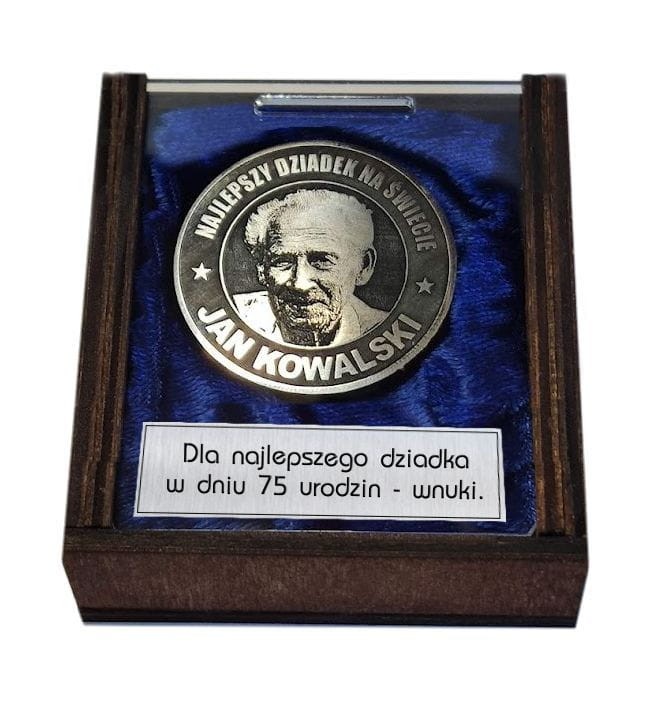 moneta dziadek w pudełku min tabliczka.jpg