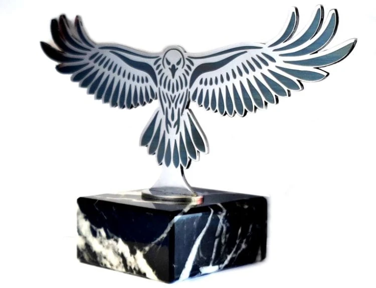 statuetka metalowa sokół1.jpg