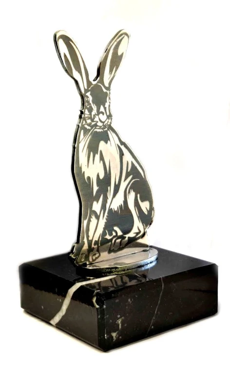 statuetka metalowa zając1.jpg